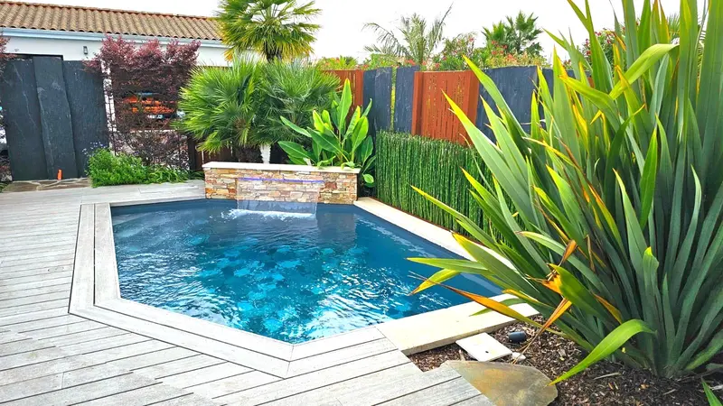 La piscine chauffée de la villa Eden, bordée de plantes exotiques