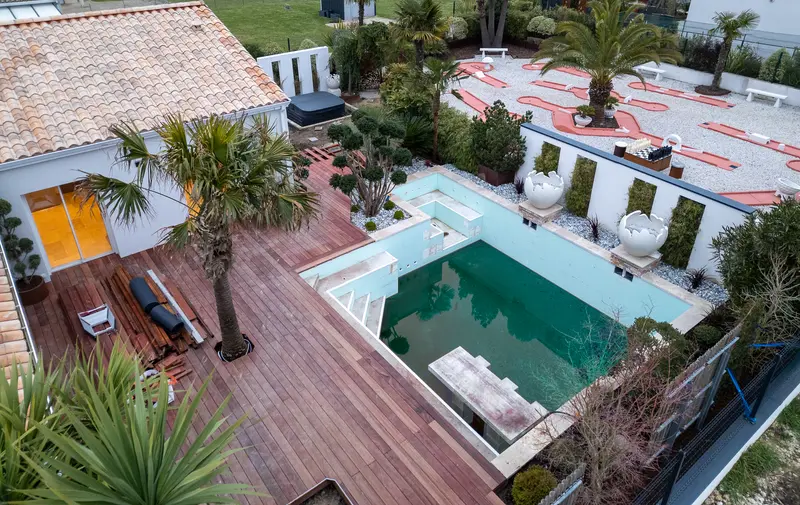 La villa Évasion vue du ciel, sa terrasse et sa piscine
